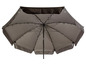 Un parasol gris avec une guirlande lumineuse intégrée.