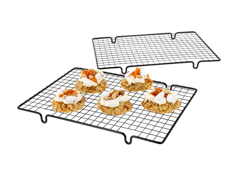 Biscuits aux carottes et noix sur deux grilles de refroidissement noires