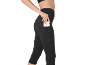 Femme en legging de sport noir avec poche latérale, carte blanche dans la poche