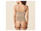 Femme en body sculptant beige à fines bretelles, vue de dos.