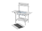 Évier en bois blanc pour enfants avec égouttoir.