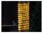 Guirlande lumineuse jaune enroulée autour d'un tronc d'arbre.