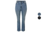 Un jean bleu taille haute.