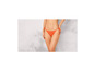 Une femme portant un string de bikini orange.