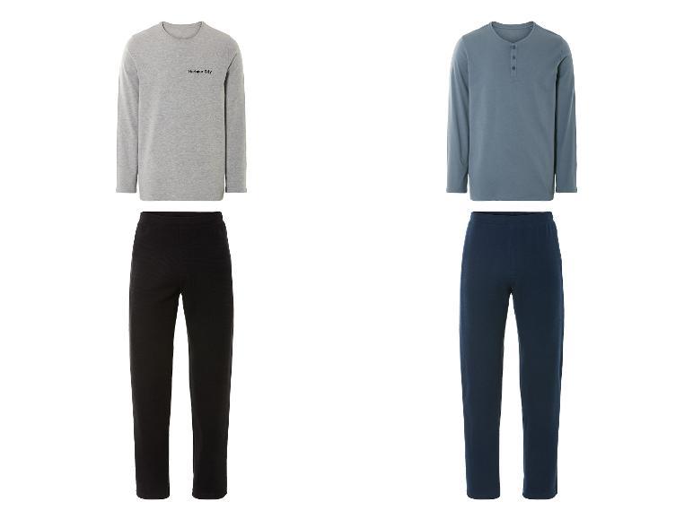 Deux ensembles de pyjamas à manches longues : gris avec le logo 'Harbour City' et bleu avec des boutons.
