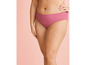 Une femme porte un bas de bikini rose.