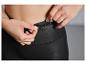 Leggings de sport noirs avec une poche zippée.