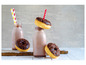 Lait au chocolat en bouteille avec des donuts au chocolat