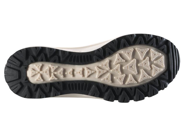 Semelle de botte noire et beige avec un motif profond.