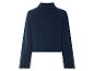 Un pull bleu marine à manches longues.