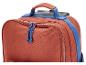 Partie supérieure d'un sac de voyage orange avec poignées et fermetures éclair bleues.