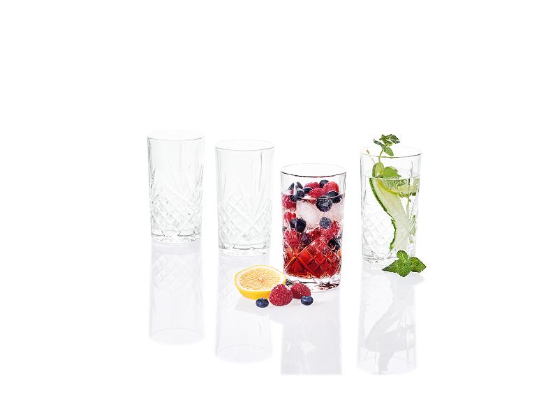 Trois verres avec des motifs gravés, remplis de baies, de concombre et de menthe.