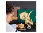 Enfant assemblant un squelette de dinosaure LEGO Triceratops.