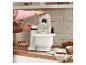 Un robot de cuisine Bosch blanc en cours d'utilisation avec un fouet.