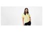 T-shirt jaune pâle et pantalon noir pour femme.