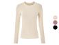 Un pull crème à manches longues.