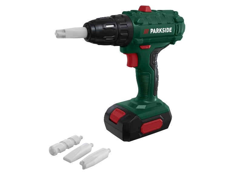 Perceuse Parkside verte avec accessoires blancs sur fond blanc.