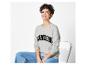 Un sweat-shirt gris avec l'inscription 'London' et un jean bleu.
