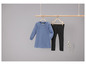 Un haut bleu à manches longues et un legging noir sont suspendus sur un support en bois.