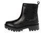Une paire de bottines Chelsea noires à semelle épaisse.