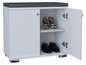 Une armoire à chaussures blanche avec une porte ouverte, contenant des escarpins noirs et des chaussures habillées noires pour homme.
