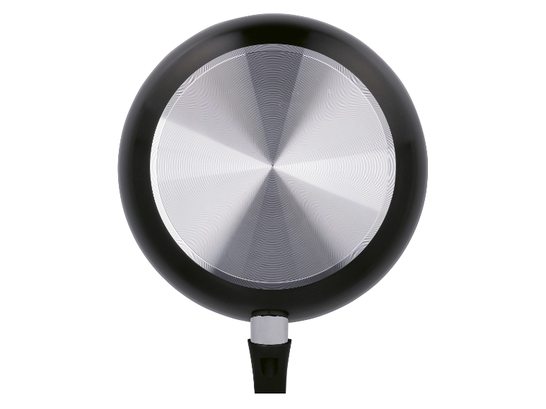Une poêle noire avec un fond brillant en acier inoxydable.