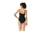 Modèle portant un maillot de bain noir une pièce.