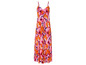 Une robe longue rose à imprimé floral.