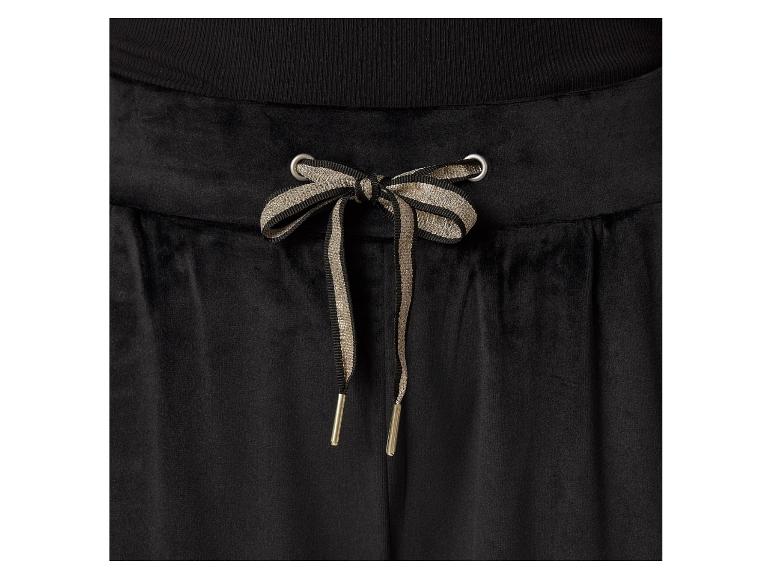 Pantalon en velours noir avec lacets beige et noir.