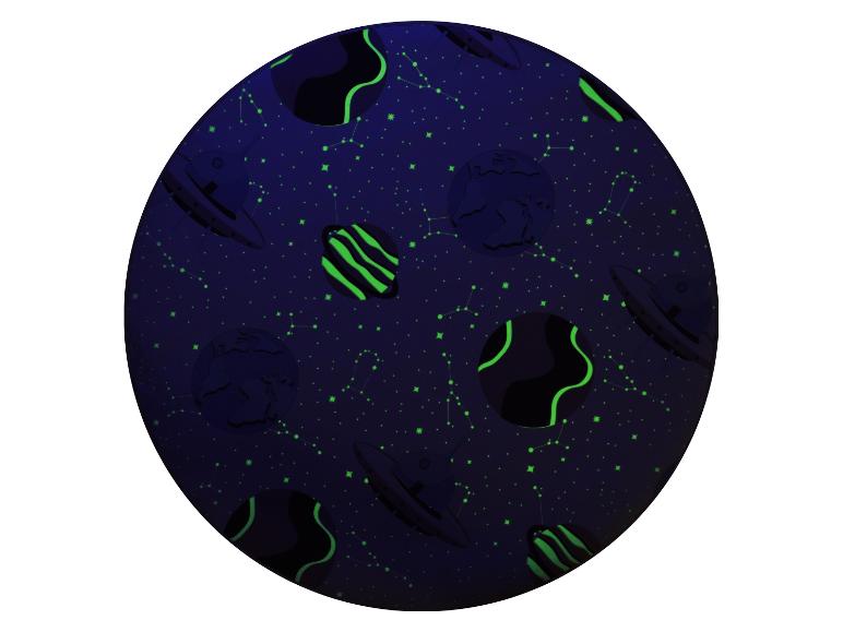 Sphère lumineuse avec planètes et constellations.