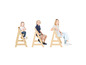 Trois enfants assis sur des chaises en bois pour enfants.