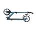 Trottinette pliante bleue à deux grandes roues.
