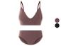 Un ensemble de soutien-gorge et culotte sans coutures en rose foncé.