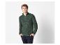 Un homme porte un pull vert à fermeture éclair.