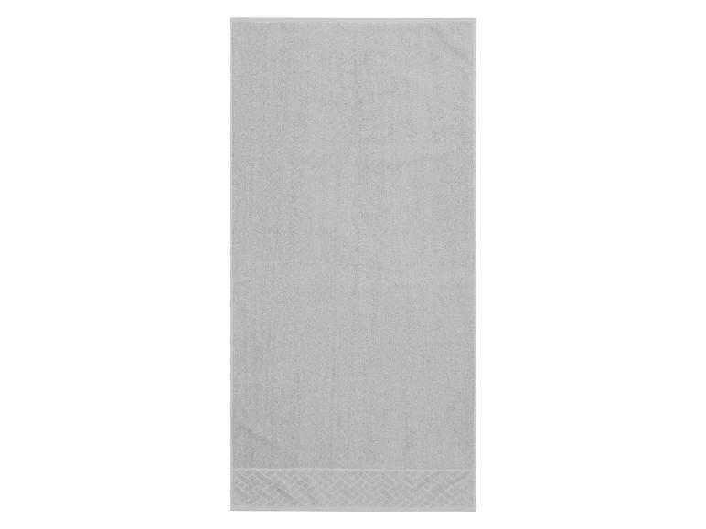 Serviette de bain grise avec un motif décoratif en bas