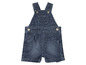 Une salopette en jean pour bébé.