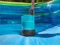 Une pompe Gardena dans une piscine gonflable.