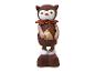 Figurine de hibou marron avec un nœud orange et un gland, sur fond blanc.
