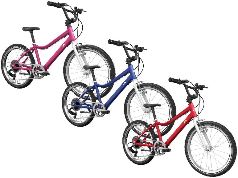 Trois vélos pour enfants roses, bleus et rouges, avec des vélos plus petits assortis.