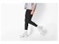 Femme en legging noir, sweat-shirt gris et baskets blanches