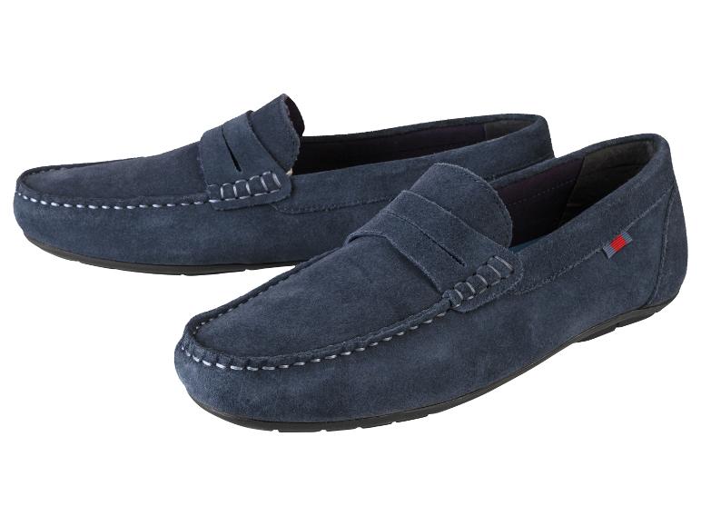 Deux paires de mocassins en daim bleu.