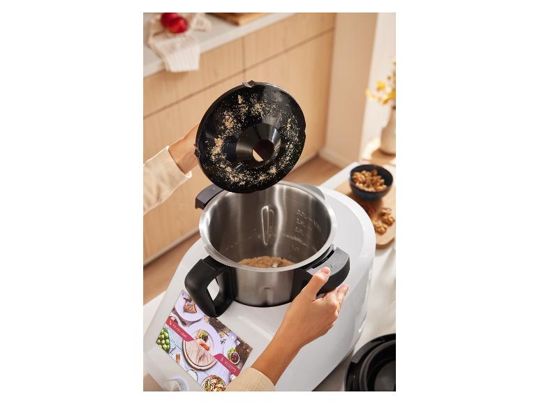 Préparation culinaire avec un robot multifonction : ajout d'ingrédients.