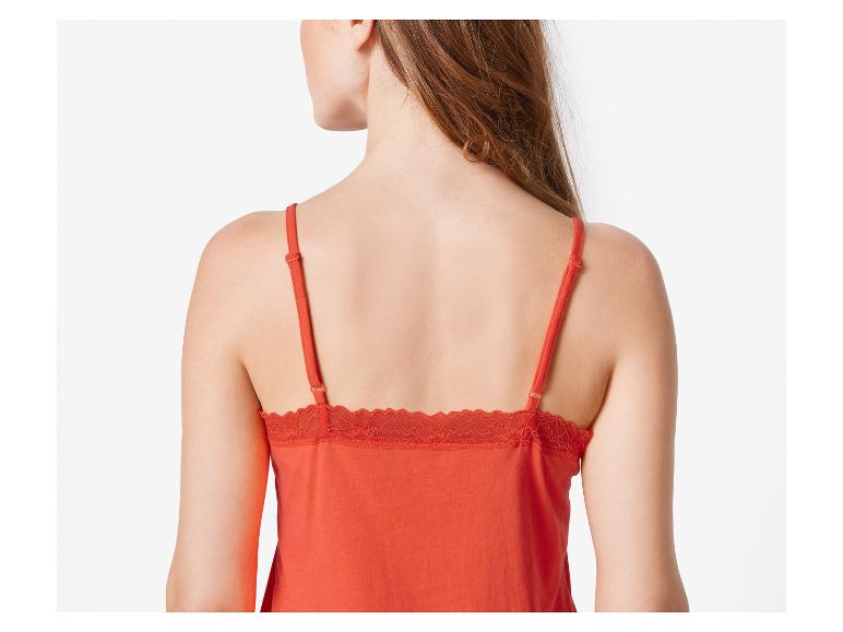 Caraco rouge en coton avec dentelle.