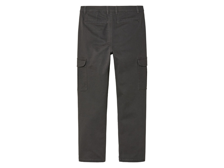 Pantalon cargo gris foncé avec plusieurs poches.