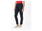 Pantalon foncé et mocassins beiges : tenue élégante et décontractée.