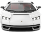 Voiture de sport blanche avec phares allumés, vue de face