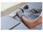 Pose de carrelage bleu clair avec maillet et chasse-carreaux.