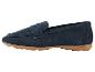 Une paire de mocassins en daim bleu avec une semelle marron.