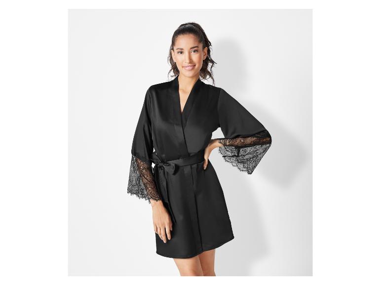 Un peignoir en satin noir avec des détails en dentelle.