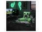 Chambre de jeu avec coussin personnage vert sur le lit, configuration d'ordinateur et lumières murales géométriques.